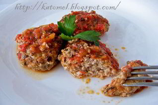 Кабачково-мясные котлеты в томатном соусе