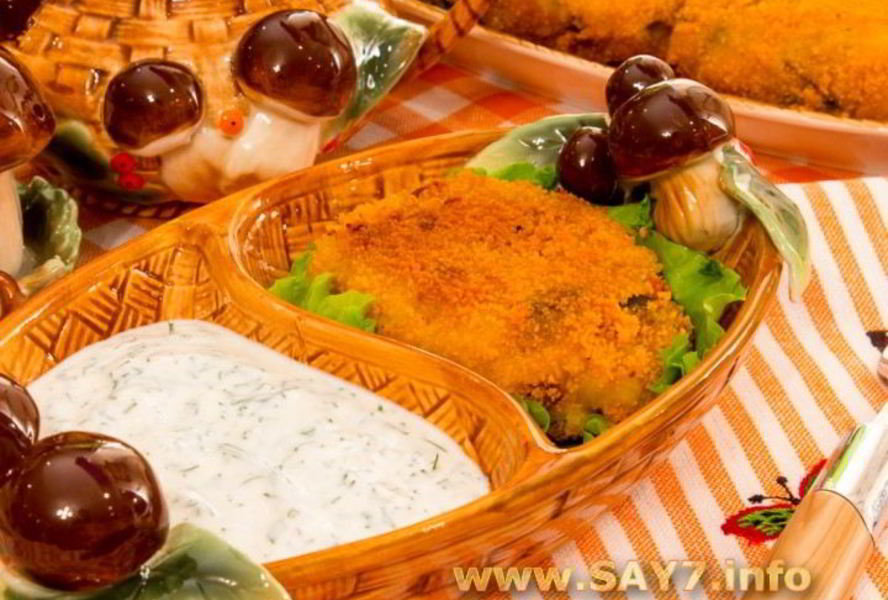 Картофельно-грибные котлеты со сметанным соусом