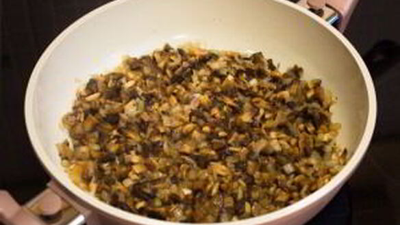 ШАГ 4. картофельно-грибные котлеты со сметанным соусом