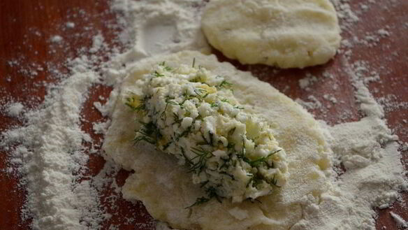 ШАГ 3. картофельные котлеты с адыгейским сыром и курагой