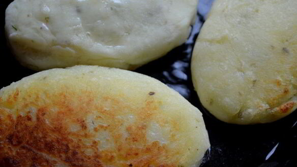 ШАГ 4. картофельные котлеты с адыгейским сыром и курагой