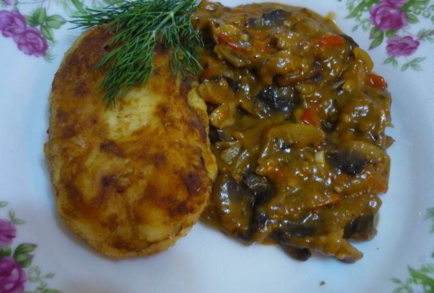 Картофельные котлеты с грибным гуляшом