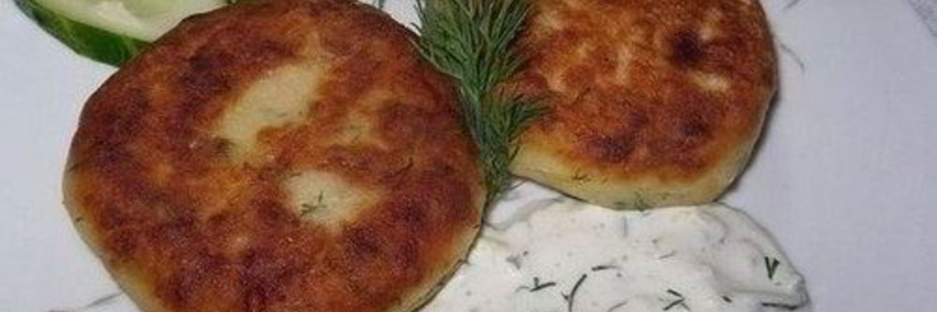 Картофельные котлеты с огуречным соусом