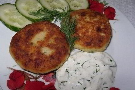 Картофельные котлеты с огуречным соусом