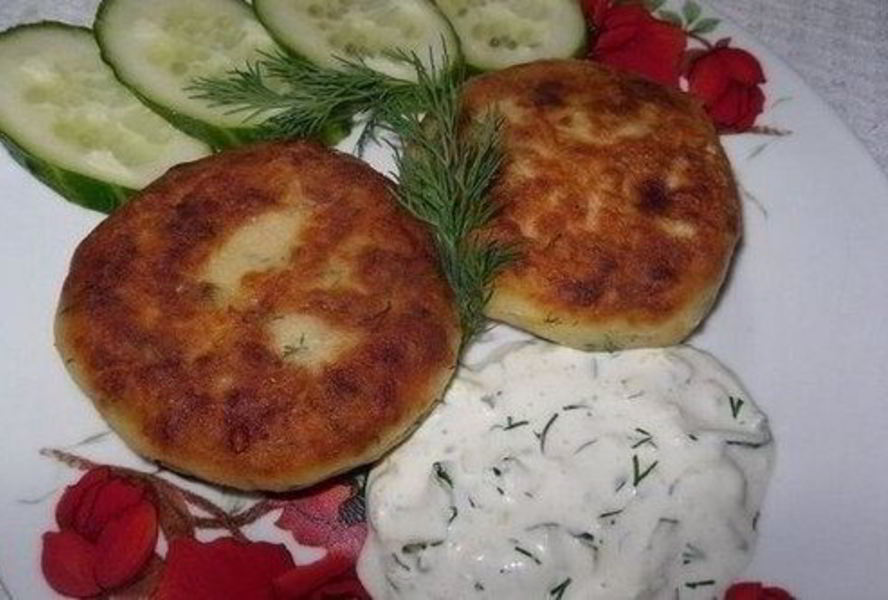 Картофельные котлеты с огуречным соусом