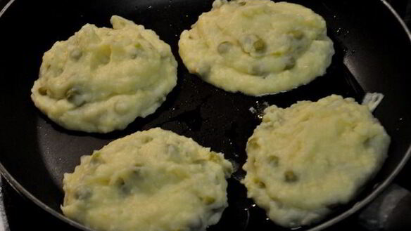 ШАГ 3. картофельные котлеты с зеленым горошком