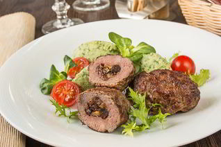 Котлеты из говядины с черносливом и орехами