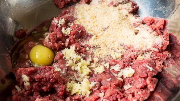 ШАГ 3. котлеты из говядины с черносливом и орехами