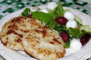 Котлеты из индейки с яблоками и орехами