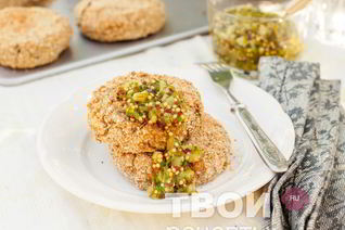 Котлеты из картофеля и свинины с соусом из маринованных огурцов