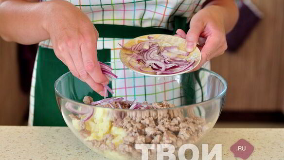 ШАГ 3. котлеты из картофеля и свинины с соусом из маринованных огурцов