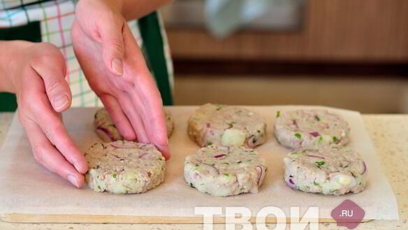 ШАГ 4. котлеты из картофеля и свинины с соусом из маринованных огурцов