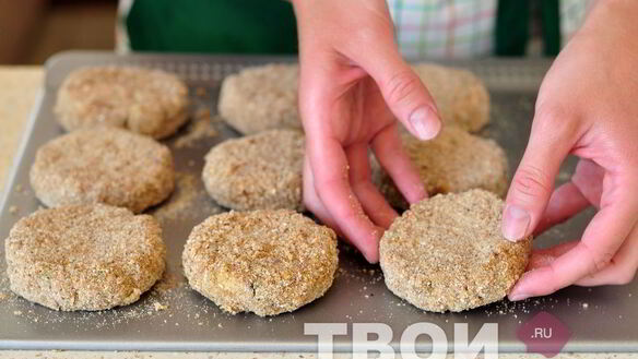 ШАГ 5. котлеты из картофеля и свинины с соусом из маринованных огурцов