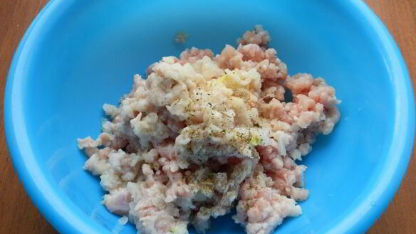 ШАГ 2. котлеты из кролика с брынзой в микроволновке