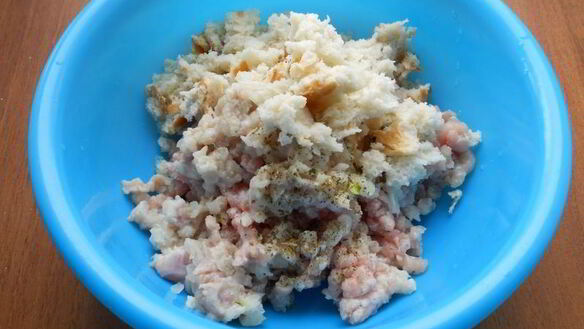 ШАГ 3. котлеты из кролика с брынзой в микроволновке