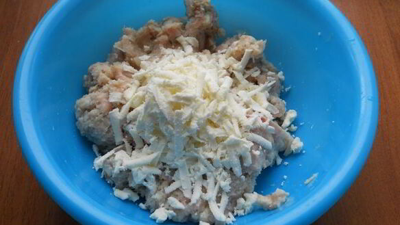 ШАГ 4. котлеты из кролика с брынзой в микроволновке