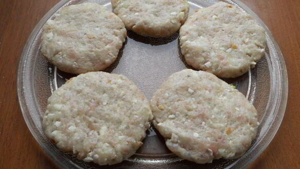 ШАГ 5. котлеты из кролика с брынзой в микроволновке