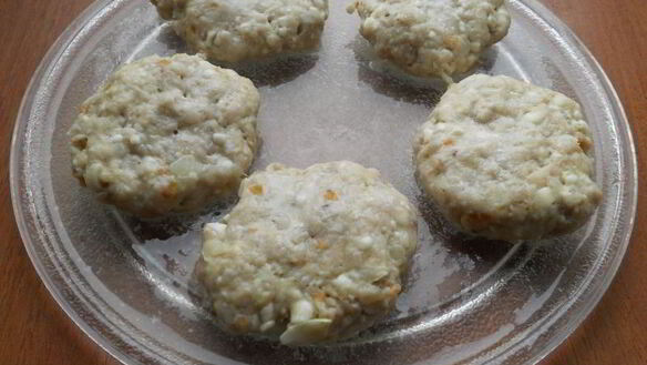 ШАГ 6. котлеты из кролика с брынзой в микроволновке