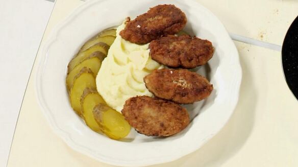 ШАГ 7. котлеты с картофельным пюре