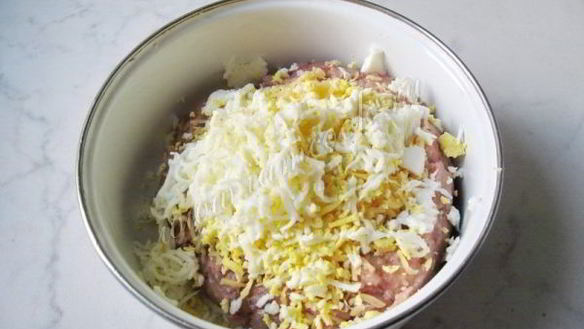 ШАГ 6. котлеты с сыром и отварным яйцом