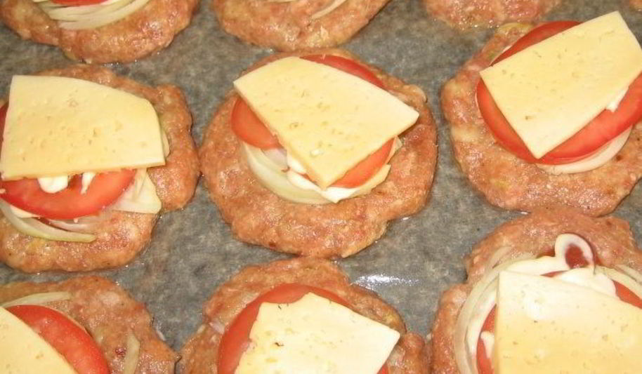 Рецепт котлеты в духовке с помидорами и луком