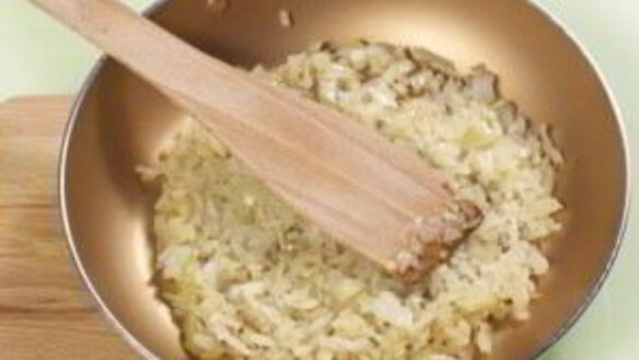 ШАГ 4. котлеты в духовке с яйцом