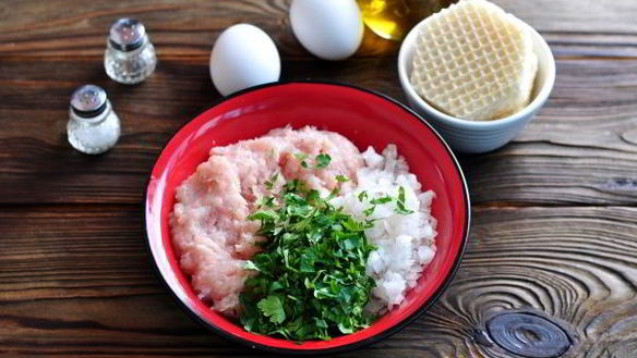 ШАГ 3. котлеты в вафельных коржах