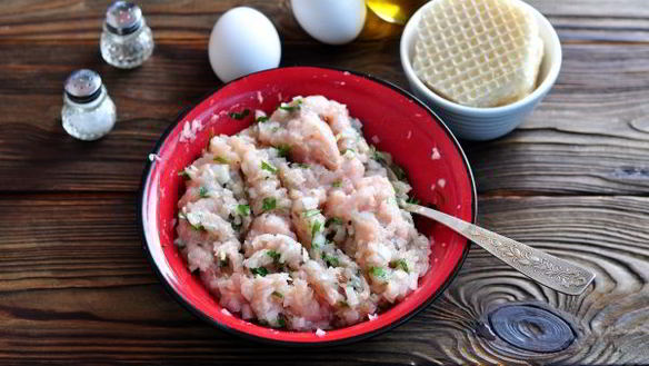 ШАГ 4. котлеты в вафельных коржах