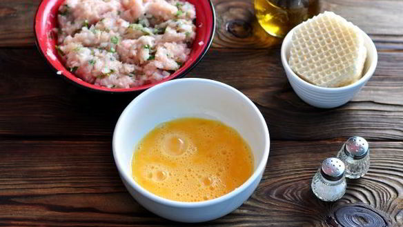 ШАГ 5. котлеты в вафельных коржах