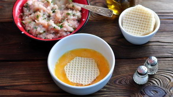 ШАГ 6. котлеты в вафельных коржах