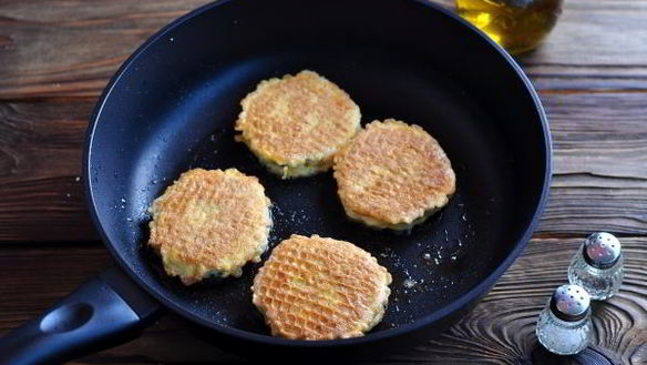 ШАГ 7. котлеты в вафельных коржах