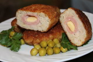 Куриные котлеты с сюрпризом из ветчины и сыра