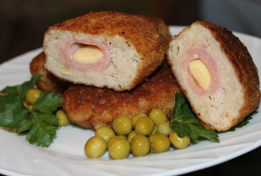 Куриные котлеты с сюрпризом из ветчины и сыра