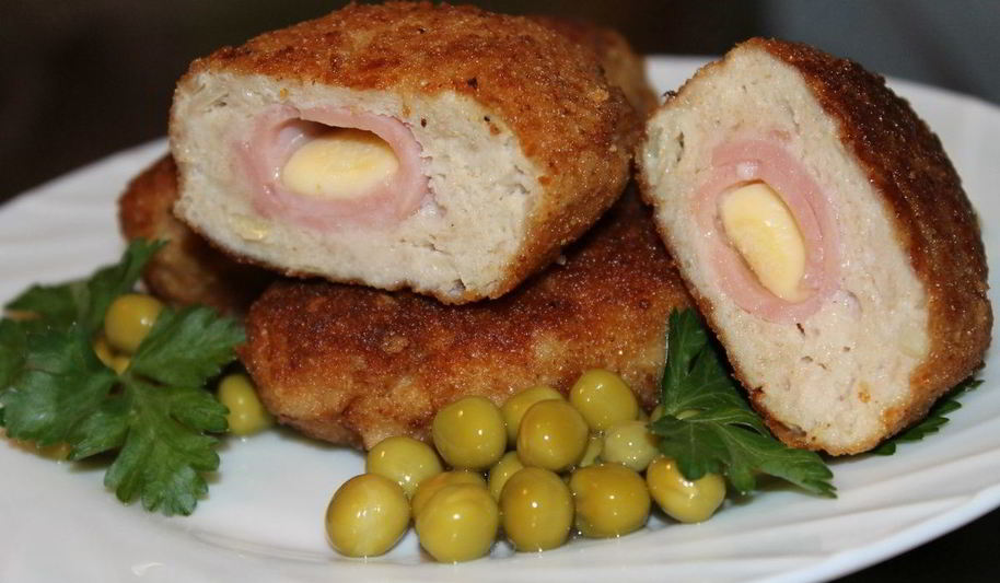 Рецепт куриные котлеты с сюрпризом из ветчины и сыра