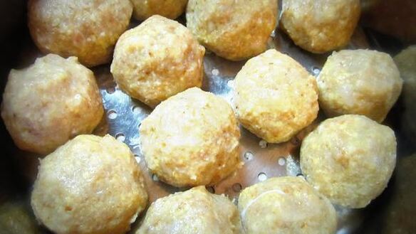 ШАГ 5. паровые пшенные котлеты с отрубями и курицей