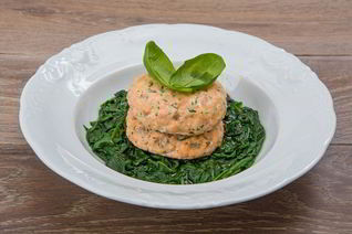 Паровые рыбные котлеты со шпинатом