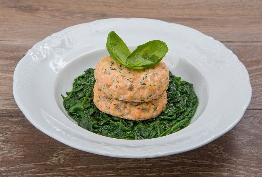 Паровые рыбные котлеты со шпинатом