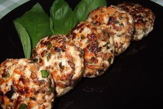 Рубленые куриные котлеты с грибами и зеленым базиликом