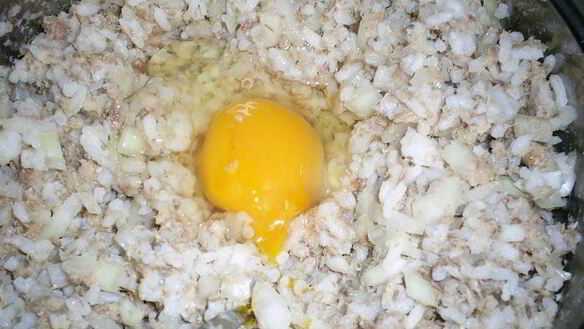 ШАГ 2. рыбные котлетки из консервов