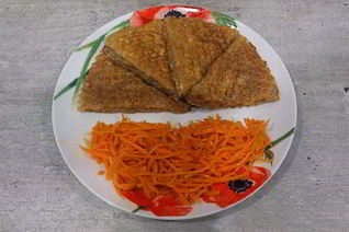 Треугольные котлеты в вафельном корже