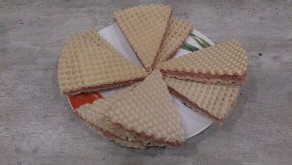 ШАГ 5. треугольные котлеты в вафельном корже