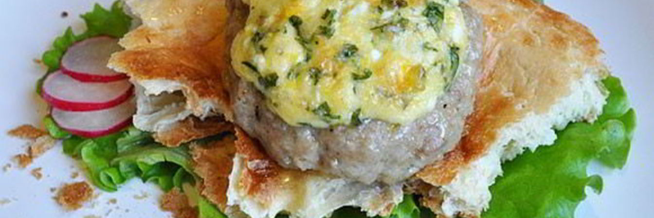 Запеченные котлеты с яйцом и сыром