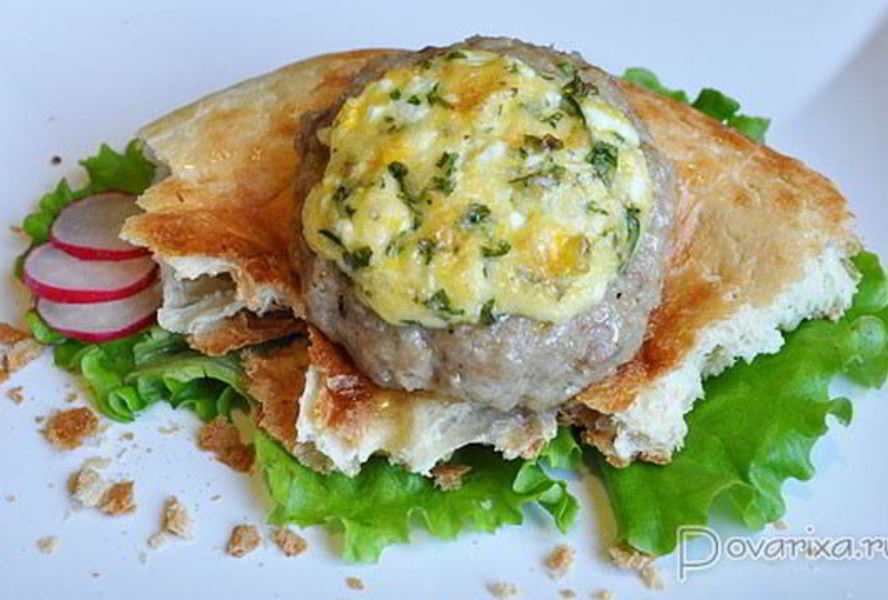 Запеченные котлеты с яйцом и сыром