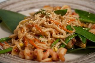 Лапша Пат тай с тигровыми креветками