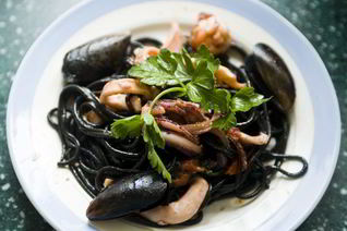 Лапша с чернилами каракатицы