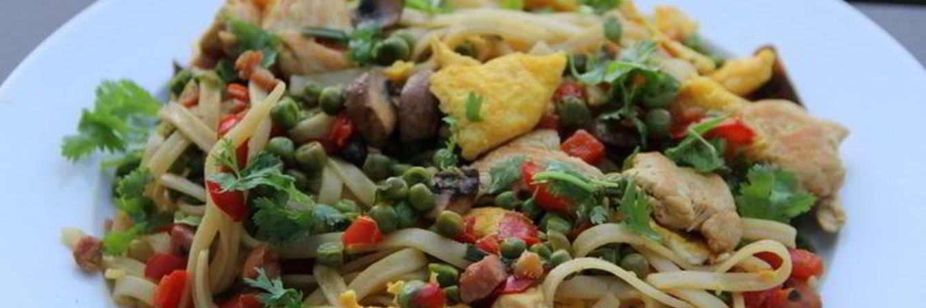 Лапша с курицей и овощами по-сингапурски