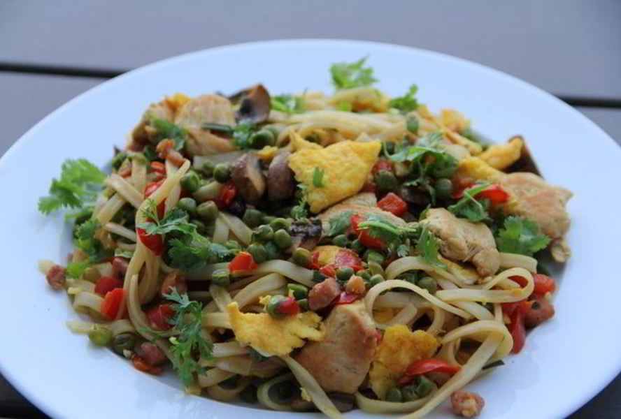 Лапша с курицей и овощами по-сингапурски
