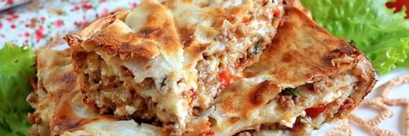 Лазанья из лаваша с фаршем и сметанным соусом