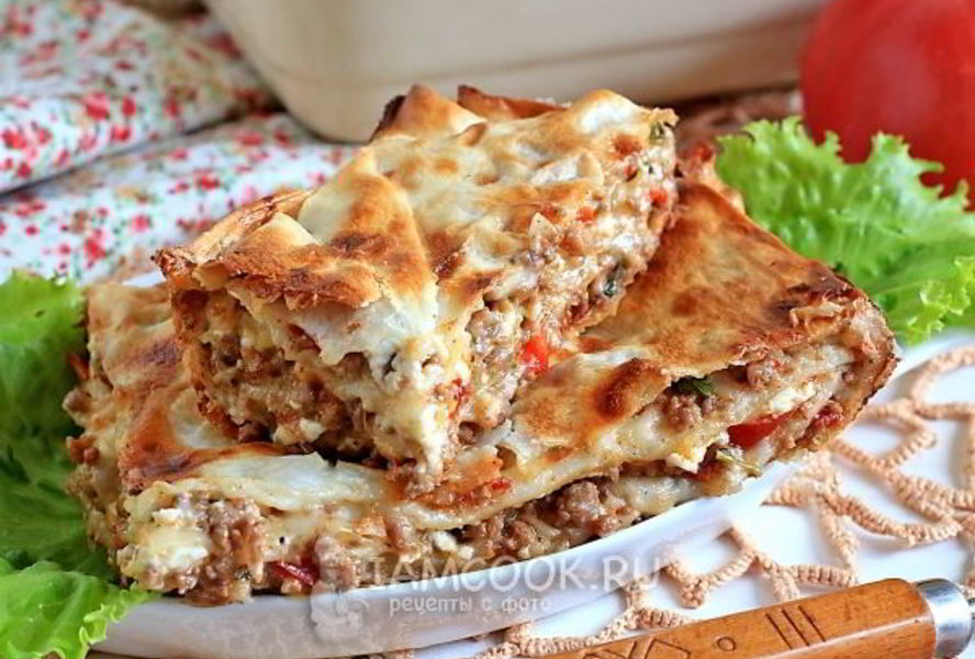 Лазанья из лаваша с фаршем и сметанным соусом
