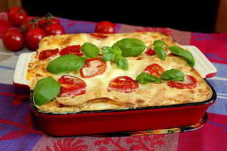 Лазанья с мясным соусом и томатами